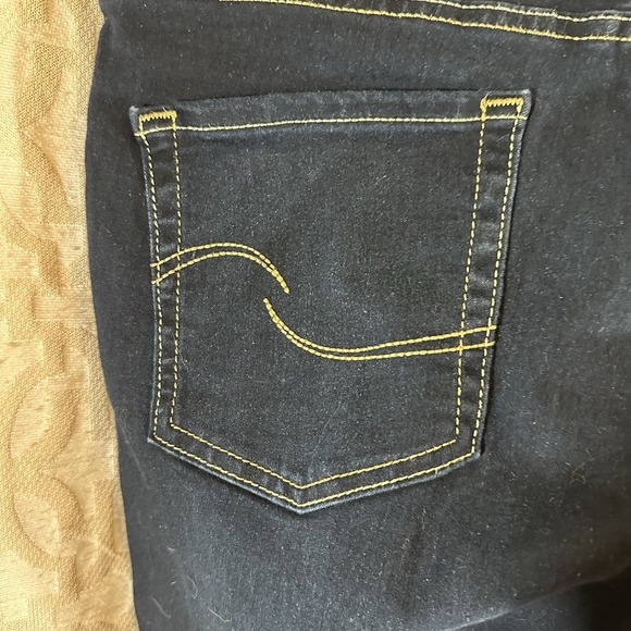 Levi Strauss Signature Gold Women's Totally Shaping Pull-on Jeans 31/28 - Picture 7 of 13